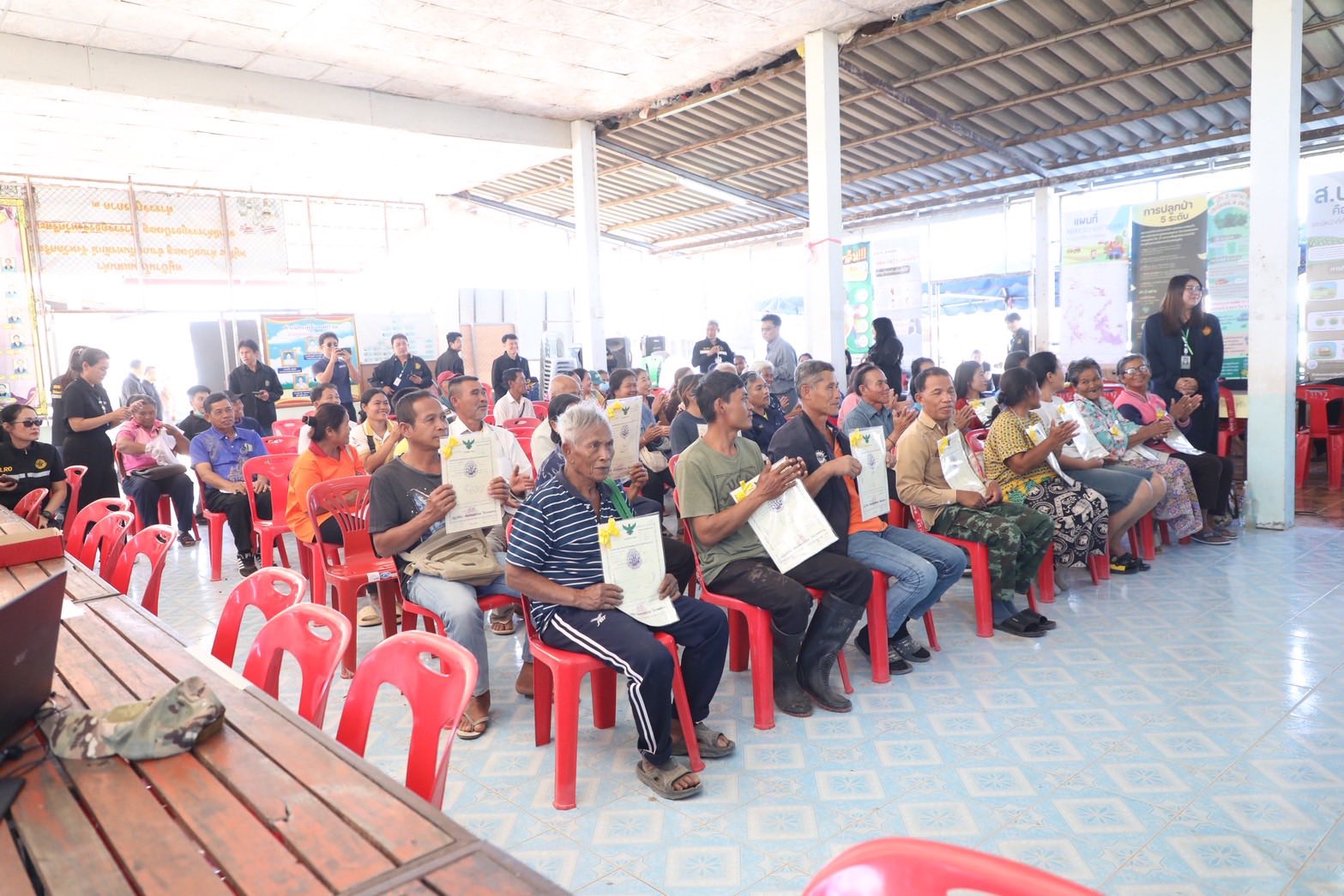 title - “ส.ป.ก. ไม่ทิ้งใครไว้ข้างหลัง” เลขาฯ สั่งลุย ศูนย์เคลื่อนที่ เร่งช่วยเกษตรกรในเขตปฏิรูปที่ดินในพื้นที่เสี่ยงภัย